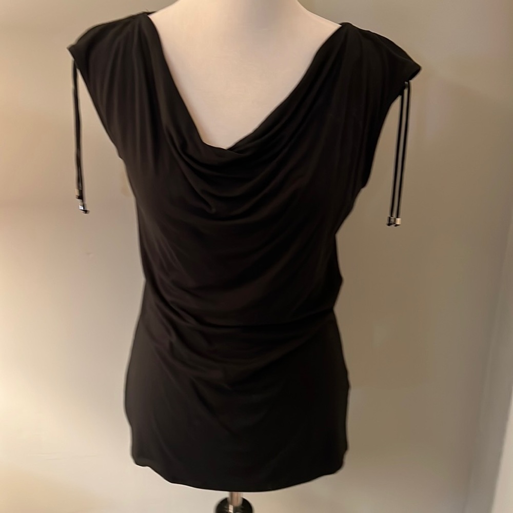 White House, Black market, scoop front pull over. Size medium